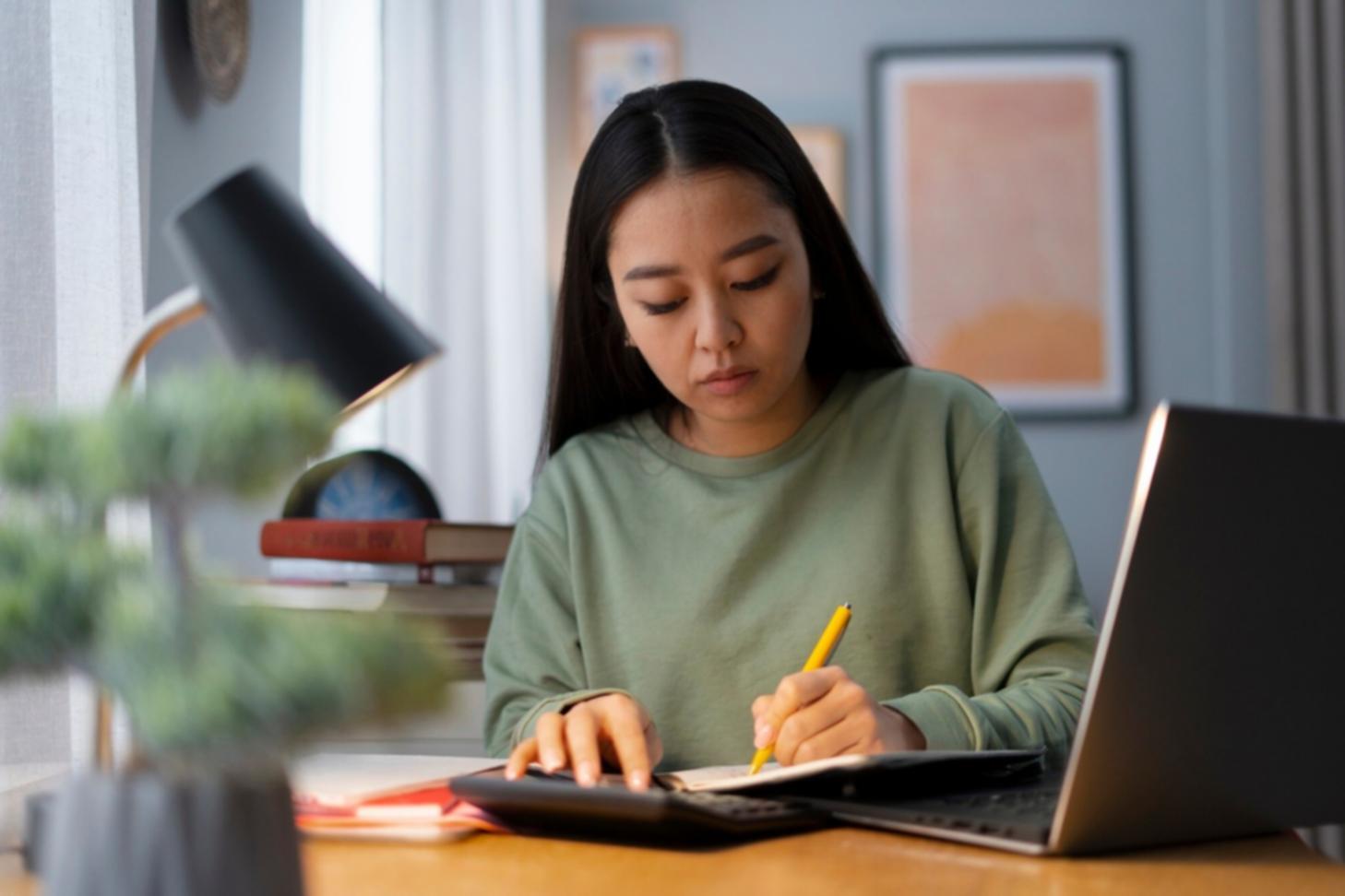 學習小組在會議室進行案例討論和分析