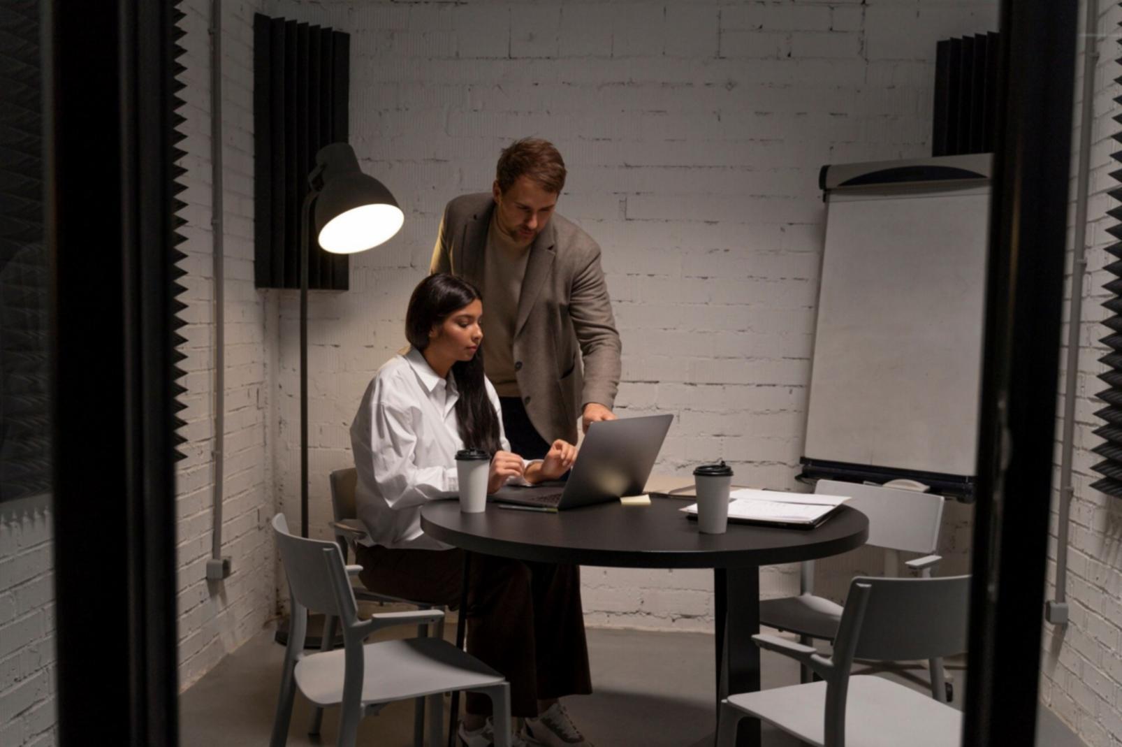 預算分析專家正在檢視財務報表和圖表