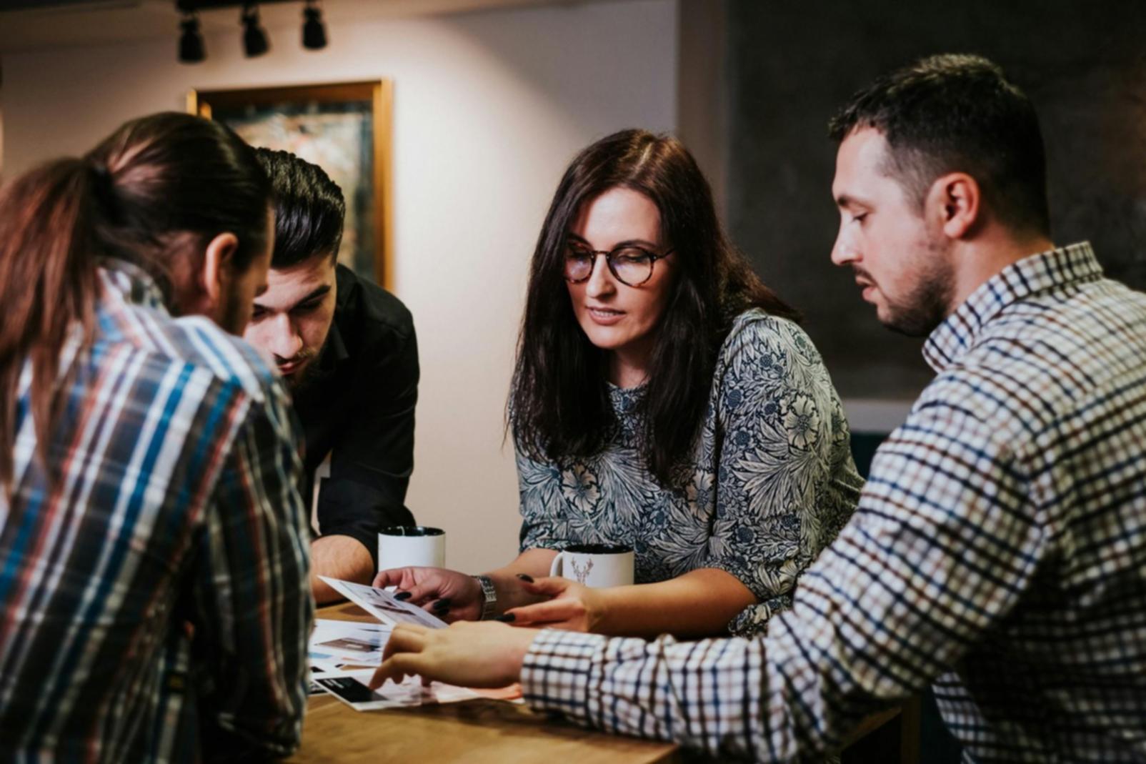 財務分析師在辦公室使用電腦進行數據分析工作